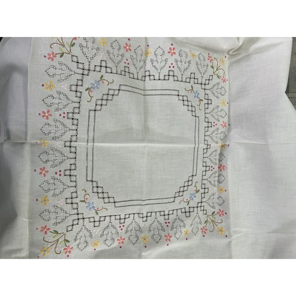Vintage Crewel Embroidery Tablecloth Table Topper‎ Floral Crochet Trim 32